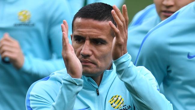 Tim Cahill leads the Socceroos as they jog laps during training at AAMI Park in Melbourne, Sunday, September 3, 2017. Australia plays Thailand in their final group qualifier on Tuesday. AAP Image/Julian Smith) NO ARCHIVING