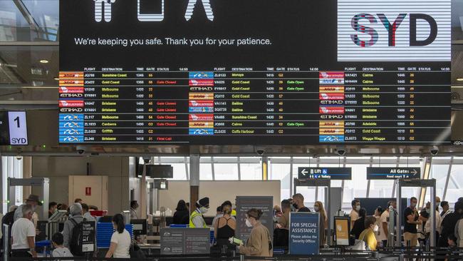 Travellers at Sydney airport are reporting long queues from 7am on Thursday. Picture: NCA NewsWire / Simon Bullard