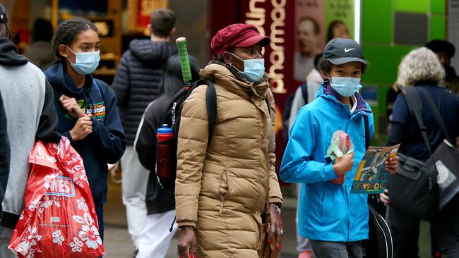 Limited mask wearing in the Brisbane CBD with latest covid-19 numbers along with Flu are rising. Brisbane CBD Monday 4th July 2022 Picture David Clark