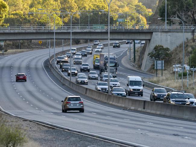 South Eastern Freeway traffic downtrack near Mount Osmond Rd, Wednesday, January 29, 2020. (Photo: AAP/Brenton Edwards)