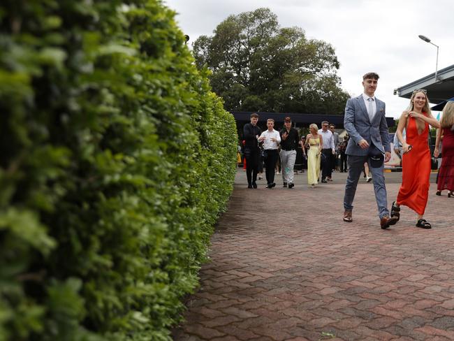 Racegoers enter prior to Sydney Racing