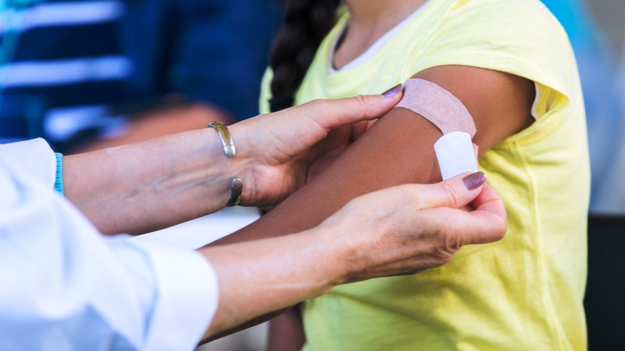 Hundreds of Australians recieve COVID-19 vaccine