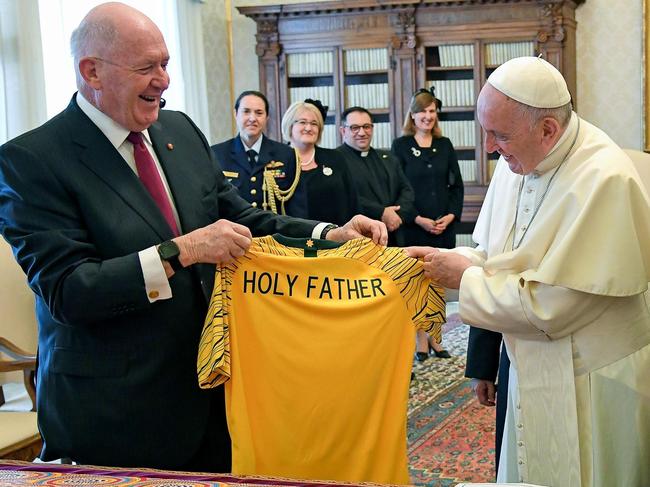 Pope Francis (C) exchanges gifts with Australian Governor General Peter Cosgrove (L) and his wife Lynne Cosgrove (R) during a private audience at The Vatican on June 25,  2018.  / AFP PHOTO / POOL / Alessandro DI MEO