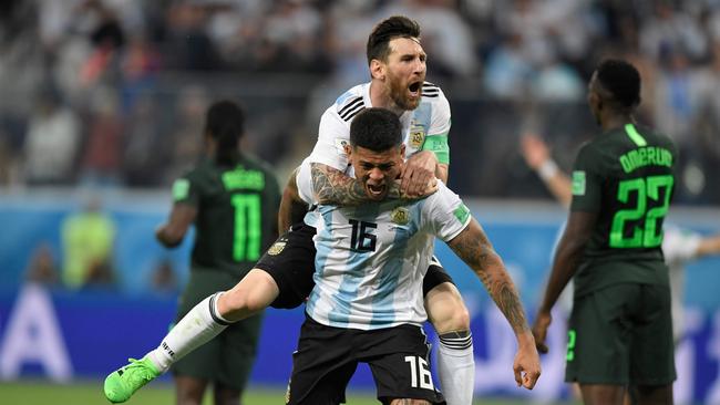 TOPSHOT - Argentina's defender Marcos Rojo (lower) celebrates his goal with Argentina's forward Lionel Messi during the Russia 2018 World Cup Group D football match between Nigeria and Argentina at the Saint Petersburg Stadium in Saint Petersburg on June 26, 2018. / AFP PHOTO / GABRIEL BOUYS / RESTRICTED TO EDITORIAL USE - NO MOBILE PUSH ALERTS/DOWNLOADS