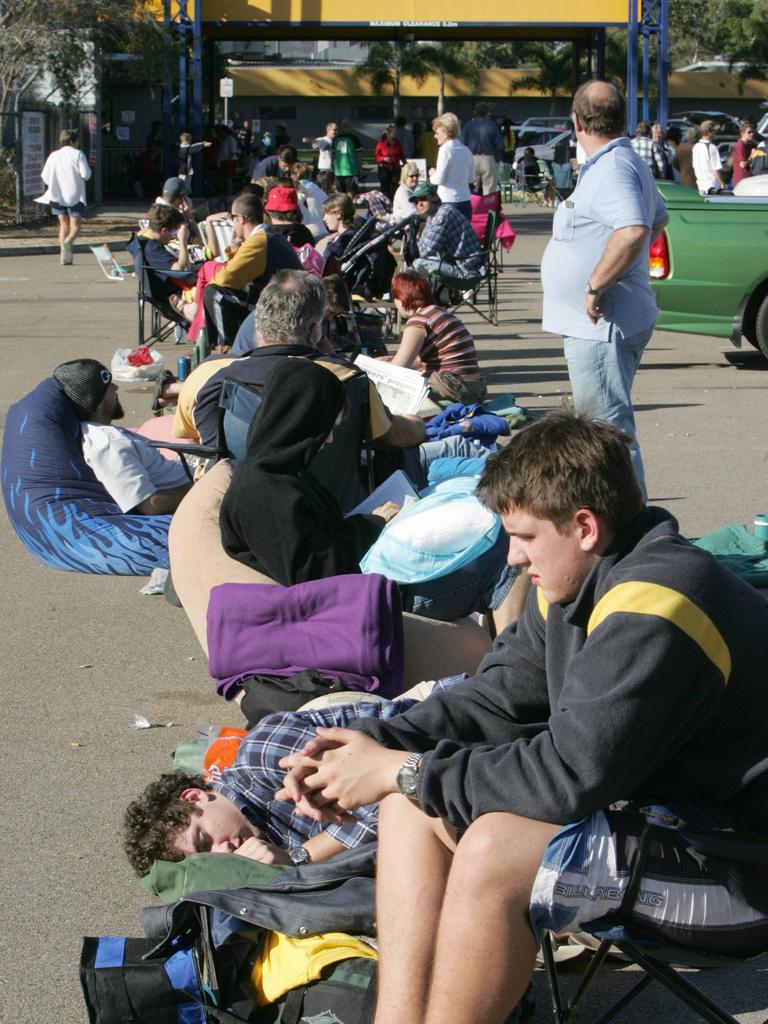 Fans wait in line to buy tickets Cowboys - training at Dairy Farmers stadium - 14.9.04