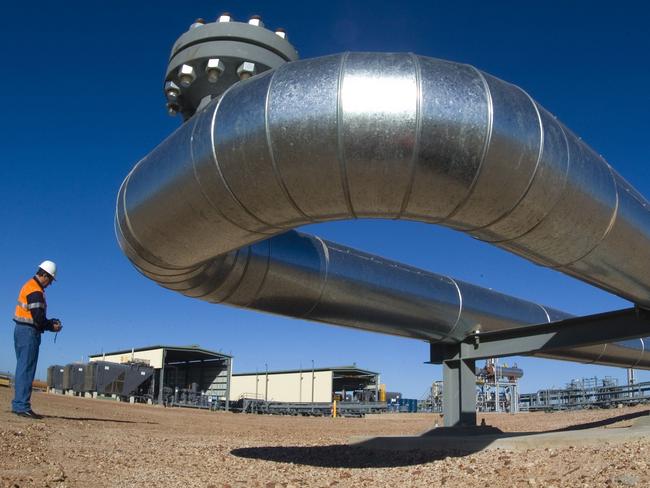 This undated handout photo received on March 22, 2010 from Australia's Arrow Energy shows a worker at one of the company's facilities in Australia. Shell and PetroChina looked set to gain an important presence in Australia's nascent coal seam gas industry on March 22, 2010 as Arrow Energy recommended an increased 3.15 billion USD takeover offer. The energy giants offered 4.70 Australian dollars (4.30 USD) a share for Arrow's Australian assets including the country's biggest holding of methane gas from underground coal seams, which is set to become a major export. RESTRICTED TO EDITORIAL USE AFP PHOTO / HO / ARROW ENERGY