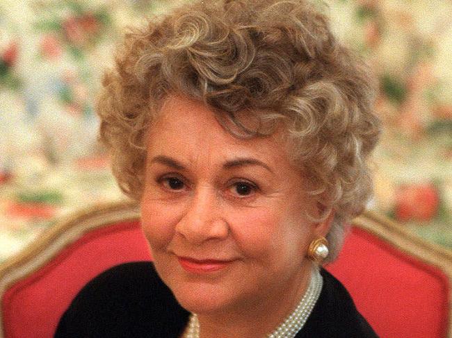 31/12/2003 WIRE: ** EMBARGOED NOT FOR PUBLICATION BEFORE 0001 GMT WEDNESDAY DEC. 31 2003  ** FILE **   Actor Joan Plowright posing for a portrait at a New York hotel 04 May 1999.