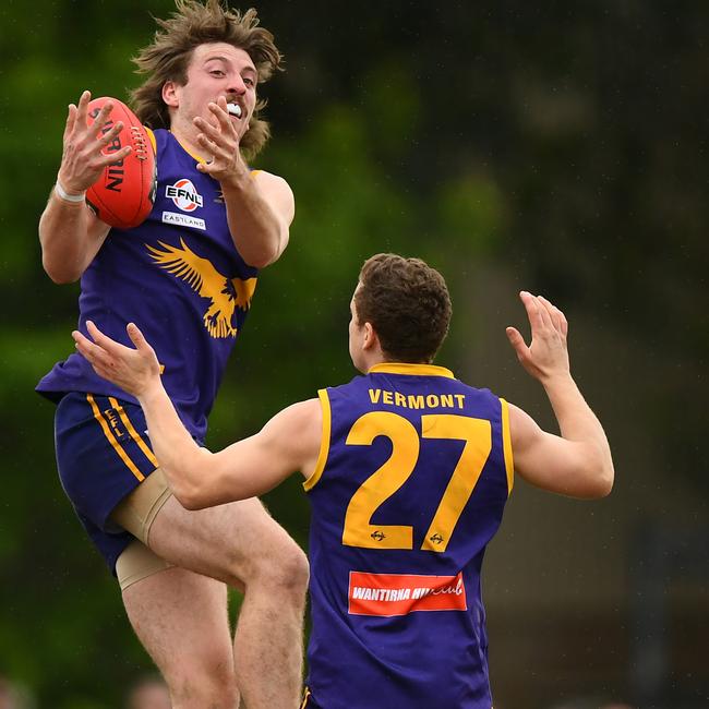 Zac Thiessen flies for a grab. (Photo by Josh Chadwick)