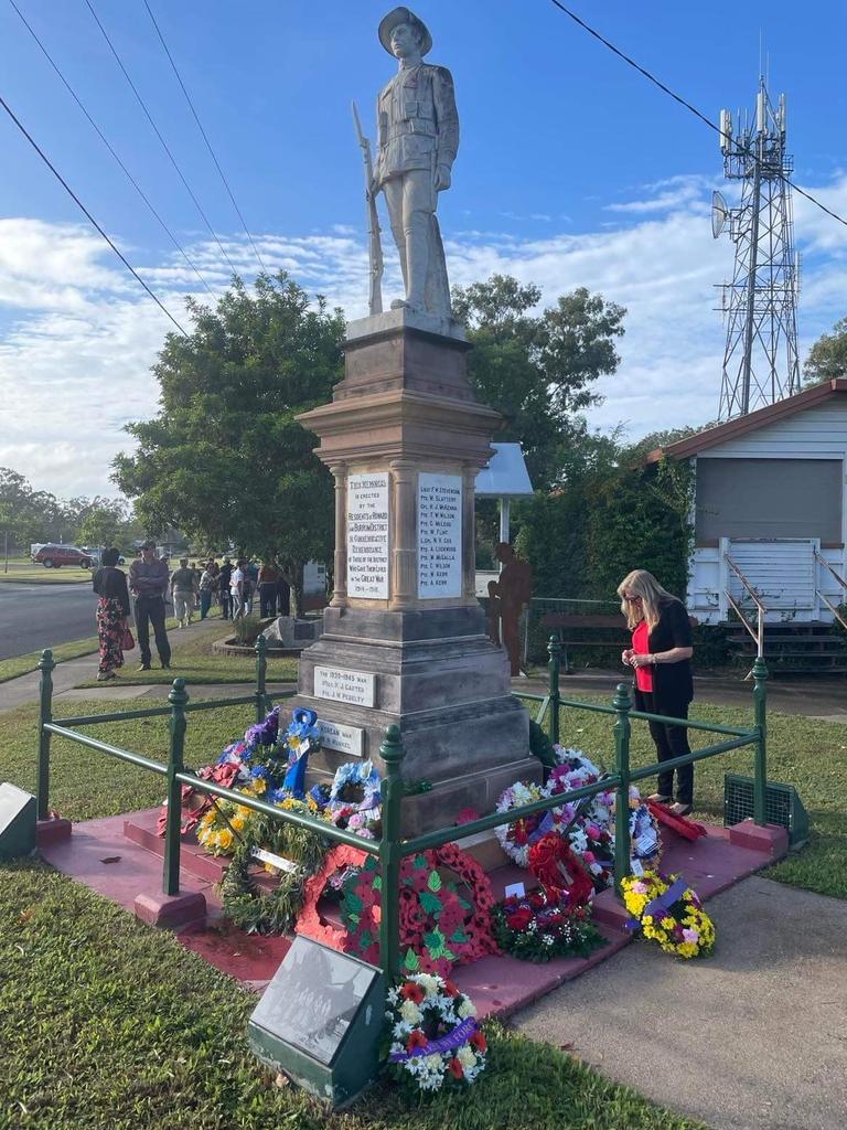 People laying wreaths at Howard's cenotaph.