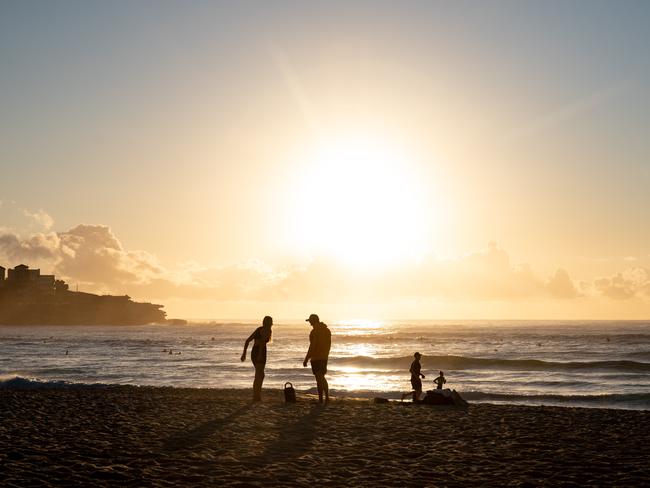 SYDNEY, AUSTRALIA - NewsWire Photos , October 21, 2021:Member of public are seen exercising at Bondi Beach at sunrise.  Picture: NCA NewsWire / Flavio Brancaleone