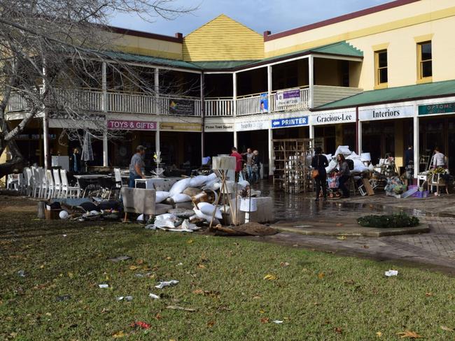 Picton cleans up after floods | Daily Telegraph