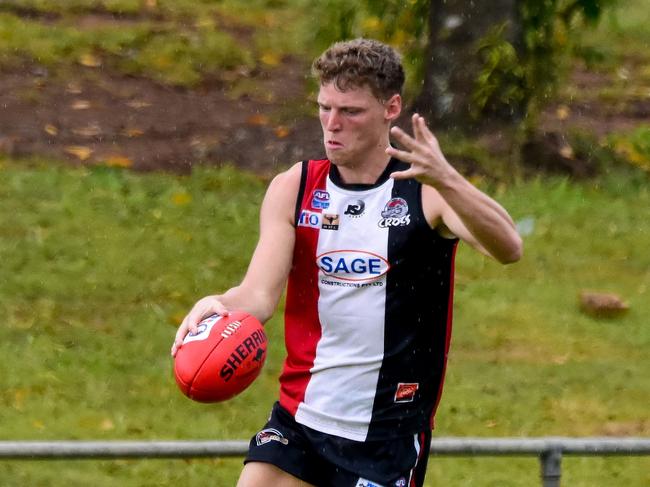 Jake McQueen kicks clear against Nightcliff in Round 6. Picture: Tymunna Clements / AFLNT Media.