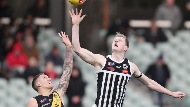 Jesse White and Sam Hayes had a fierce battle in the ruck. Picture SARAH REED