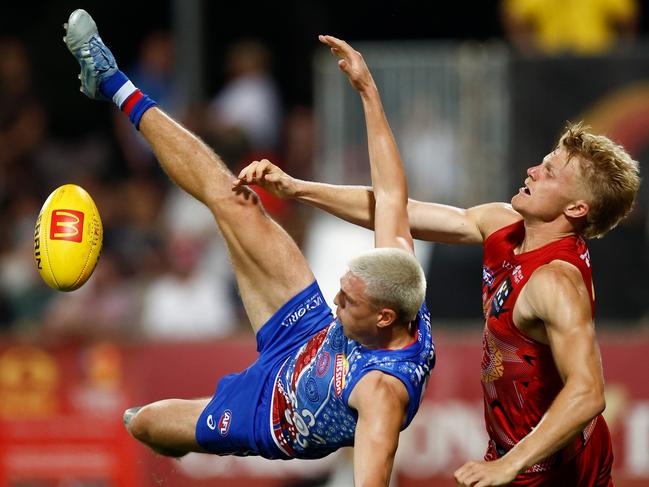 Laitham Vandermeer and Bodhi Uwland go at it. Picture: Michael Willson/AFL Photos