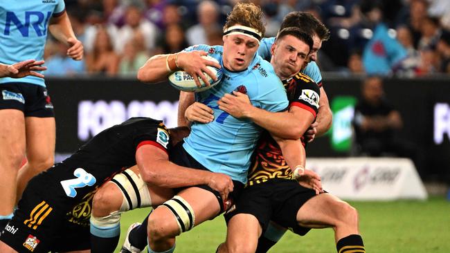 Waratahs' Ned Hanigan (C) is tackled by Chiefs' Brynb Gatland (R) during the Super Rugby match between the New South Wales Waratahs and Chiefs at the Allianz Stadium in Sydney on March 24, 2023. (Photo by SAEED KHAN / AFP) / -- IMAGE RESTRICTED TO EDITORIAL USE - STRICTLY NO COMMERCIAL USE --