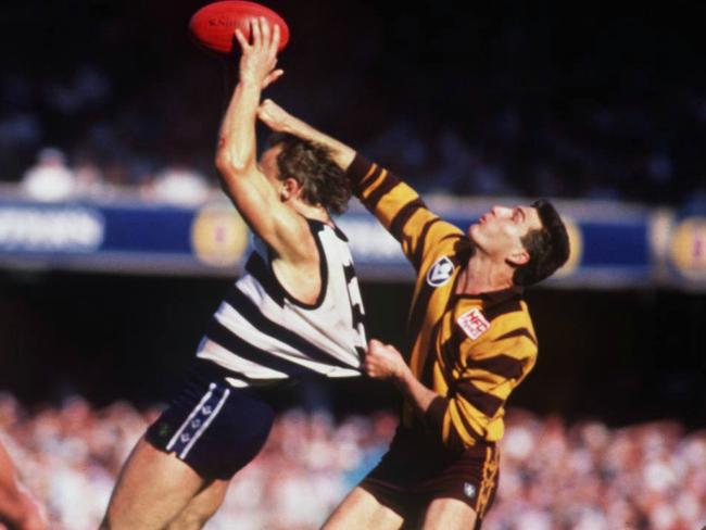 Gary Ablett marks in front of Scott Maginness in the 1989 Grand Final.