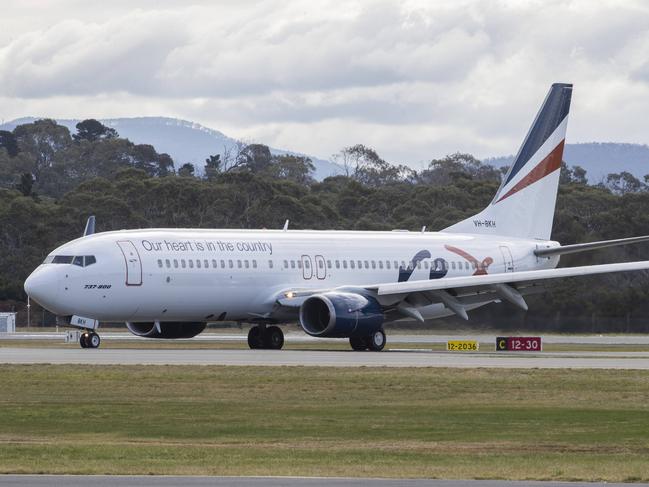 Rex Boeing 737- 800 arrives at Hobart.  Picture: Chris Kidd