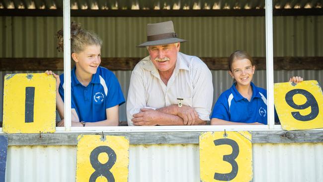 Gordon Nicholas (UMFNL President) with Jess Clarke (Tumba) and Mary Middleton (Tumba). Photo: Simon Dallinger