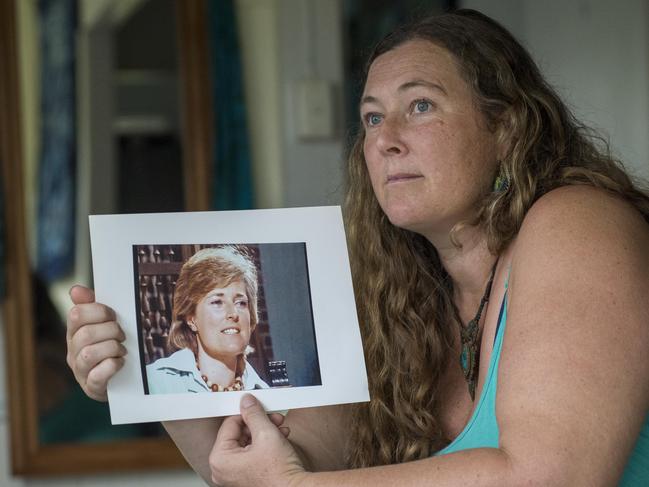 Shanelle Dawson holding a picture of her mother Lynette. Picture: John Wilson