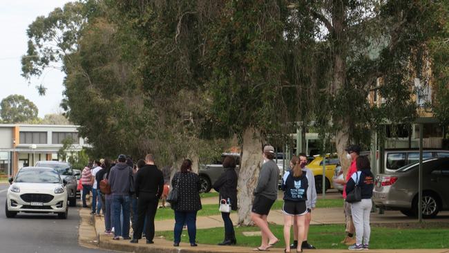 Dubbo residents lining up for Covid testing. Picture: Ryan Young