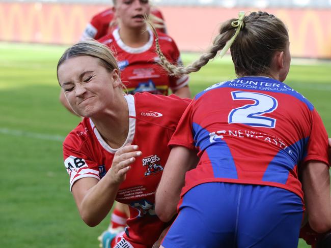 Ella Koster lines up Lilly McNamara. Picture: Warren Gannon Photography