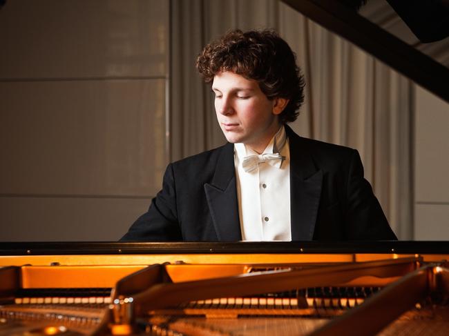 Australian pianist Jayson Gilham will perform with Sydney Symphony and Vladimir Ashkenazy in a Beethoven concert in October 2016.