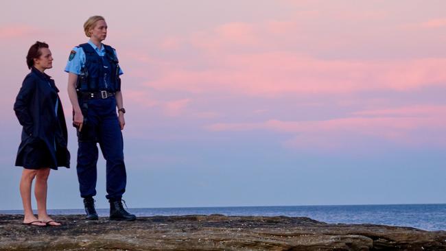 Detective Robin Griffin (Elisabeth Moss) and Miranda Hilmarson (Gwendoline Christie) at Bondi in <i>Top of the Lak</i>e.