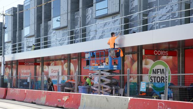 Construction workers have walked off the job in Elsternwick after building supplies company SWC Management went bust, leaving workers unpaid.