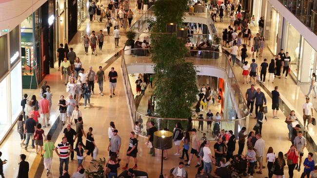 Christmas crowds at Chadstone. Picture Andrew Tauber