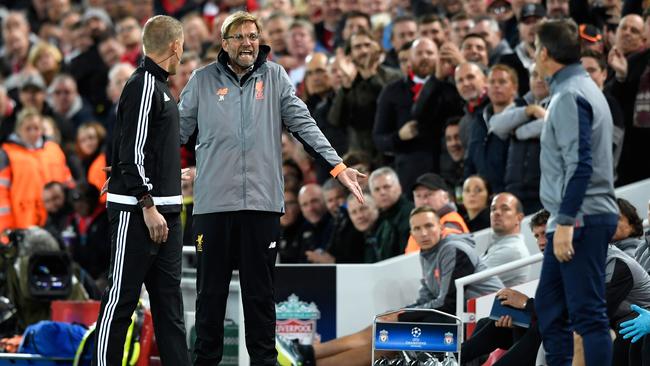 Jurgen Klopp argues with Eduardo Berizzo.