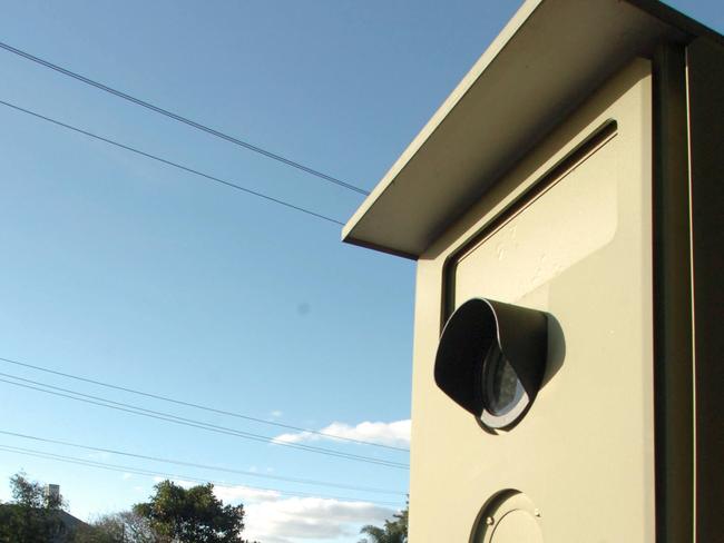 19/06/2008 NEWS: Traffic passing red light speed detection camera on the corner of Portrush and Kensington Roads at Marryatville.