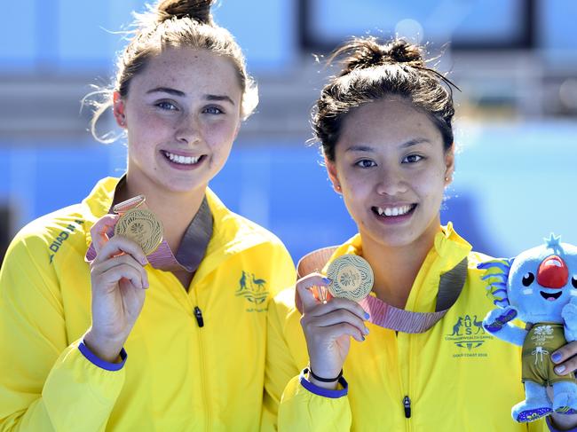 Georgia Sheehan and Esther Qin of Australia pose for a photograph after winning the gold medal in the Women's 3m Synchro Springboard Final on day one of diving competition at the XXI Commonwealth Games at Gold Coast Aquatic Centre on the Gold Coast, Australia, Wednesday, April 11, 2018. (AAP Image/Dave Hunt) NO ARCHIVING, EDITORIAL USE ONLY