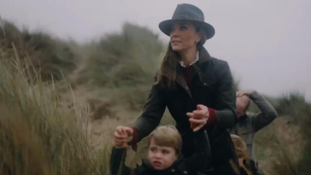 Kate is seen holding Louis’ hands as they climb sand dunes. Picture: Twitter/@kensingtonroyal