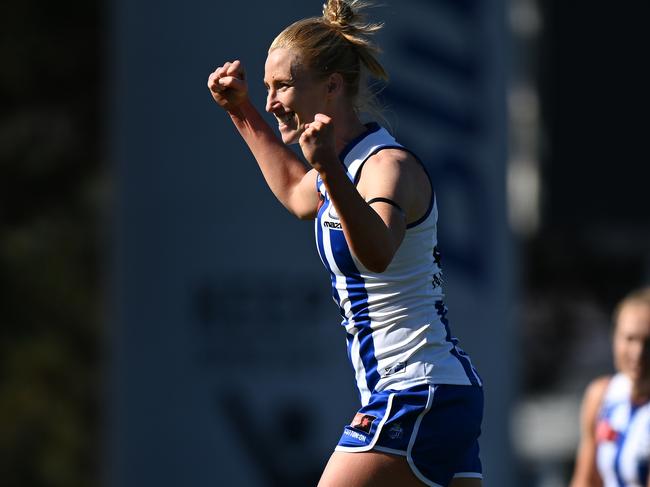 Kate Shierlaw kicks a goal against her old team. Picture: Steve Bell/Getty Images