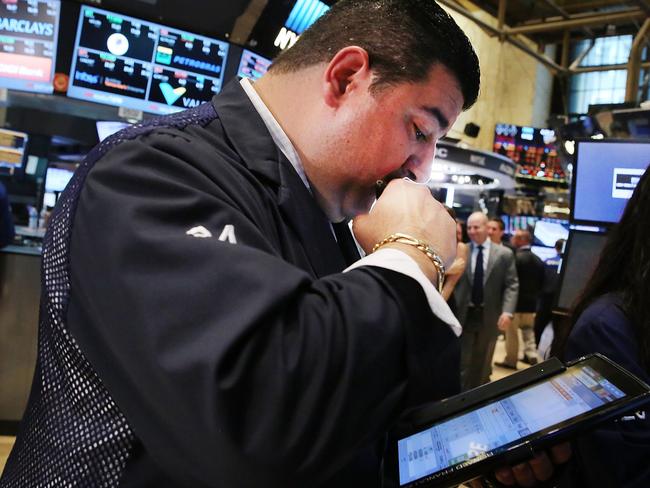 NEW YORK, NY - MAY 26: Traders work on the floor of the New York Stock Exchange (NYSE) on May 26, 2015 in New York City. Following a sharp increase in the price of the dollar, U.S. stocks dropped on Tuesday with the Dow closing down 200 points. Spencer Platt/Getty Images/AFP == FOR NEWSPAPERS, INTERNET, TELCOS & TELEVISION USE ONLY ==