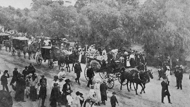 Funeral procession of Constable Albert Edward Ring who was shot whilst on duty at Glenelg on March 29 1908, the horse drawn cortege is approaching the City from the Bay Road (now called Anzac Highway), the burial took place at Payneham cemetery. - Picture - State Library.