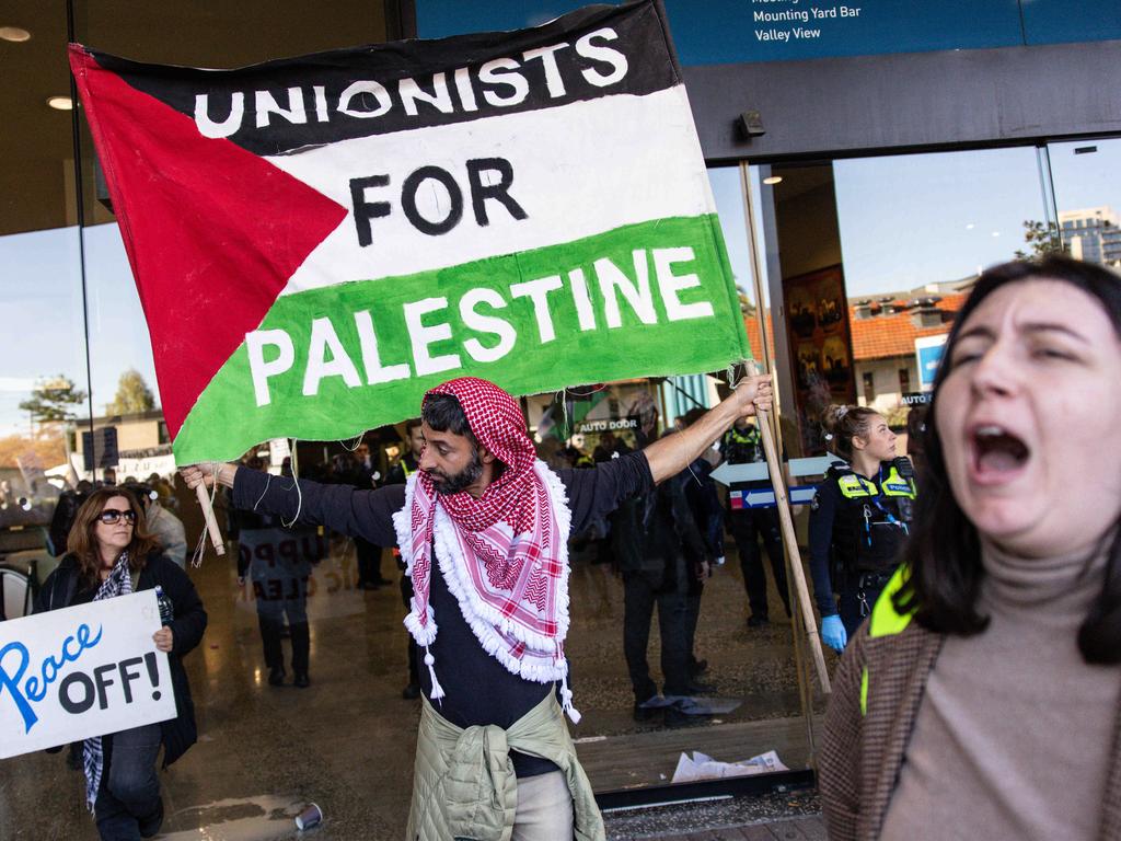 MELBOURNE, AUSTRALIA - NewsWire Photos - 18 MAY 2024: Pro-Palestine protesters are seen outside the Mooney Valley Racecourse as the ALP Conference occurred inside. Picture: NewsWire / Diego Fedele