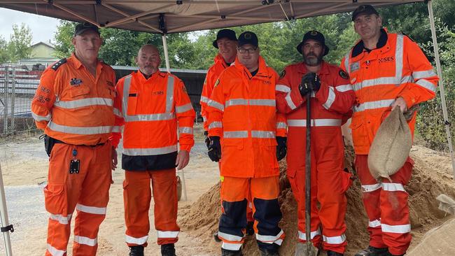 A group of NSW SES Goulburn volunteers, helping to hand out sandbags. Picture: Niki Iliagoueva