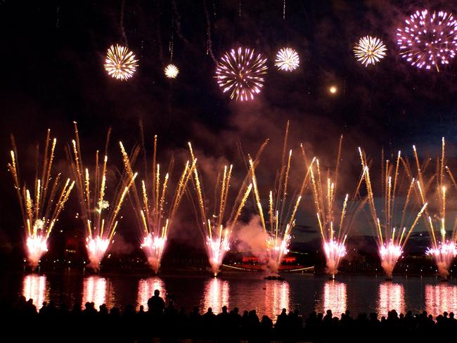 Canberra, August 14, 2005. The fireworks presentation on Lake Burley Griffin for the Salute to Veterans of WW2 on the 60th Anniversary of Victory in the Pacific.  (AAP Image/Mark Graham) NO ARCHIVING, INTL OUT