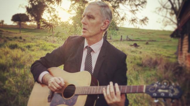 Robert Forster pickin’ away at the geetar between takes on the interview set of ‘Right Here’.
