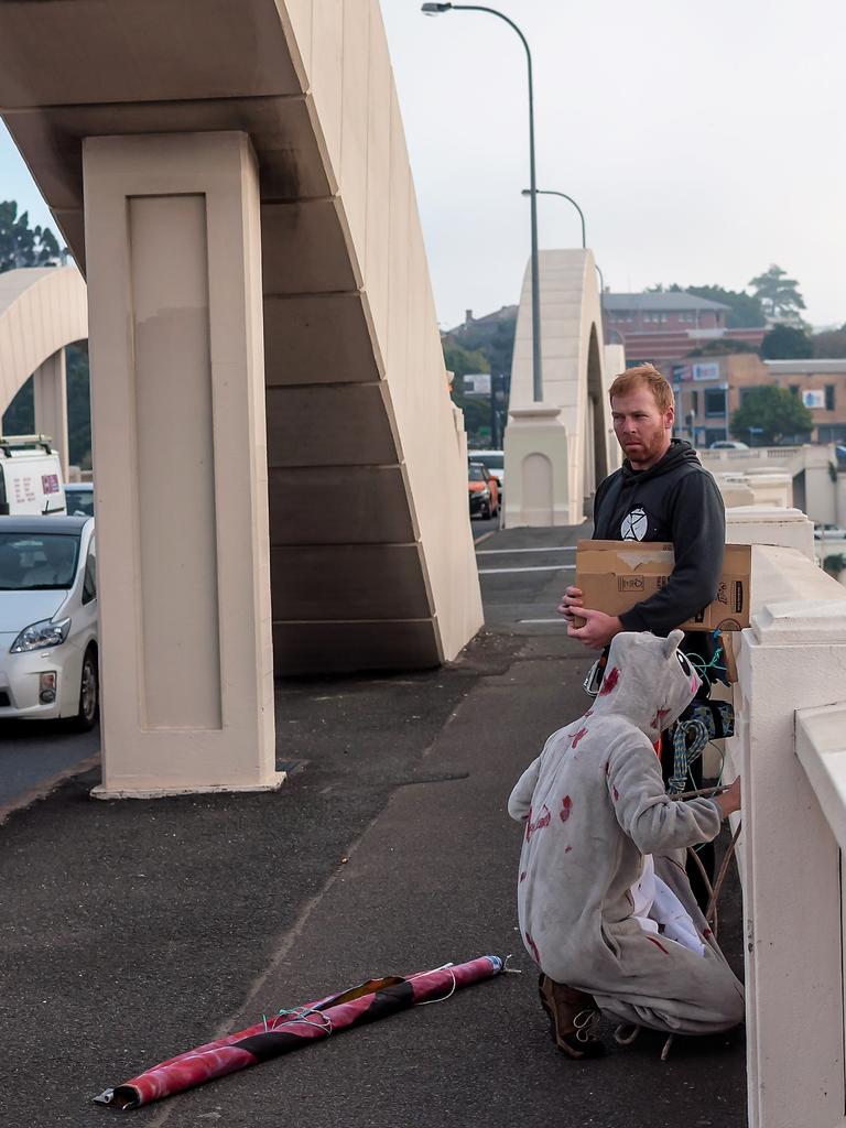 Extinction Rebellion protesters setting up for abseil 19 August 2019. Picture: Supplied.