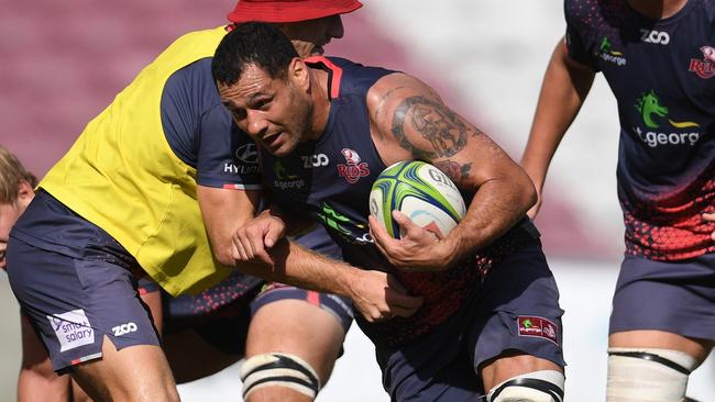 George Smith (centre) in action during a Queensland Reds training session in Brisbane, Thursday, April 26, 2018. (AAP Image/Dan Peled) NO ARCHIVING