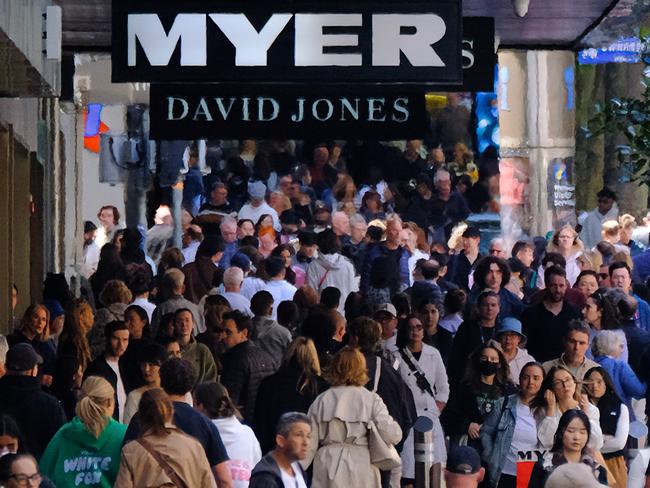 MELBOURNE AUSTRALIA - NewsWire Photos OCTOBER 29, 2024: Generic photo of people shopping Picture: NewsWire / Luis Enrique Ascui