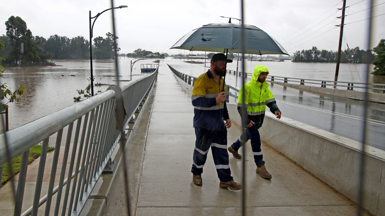 Windsor Bridge swamped by rising flood waters | Herald Sun