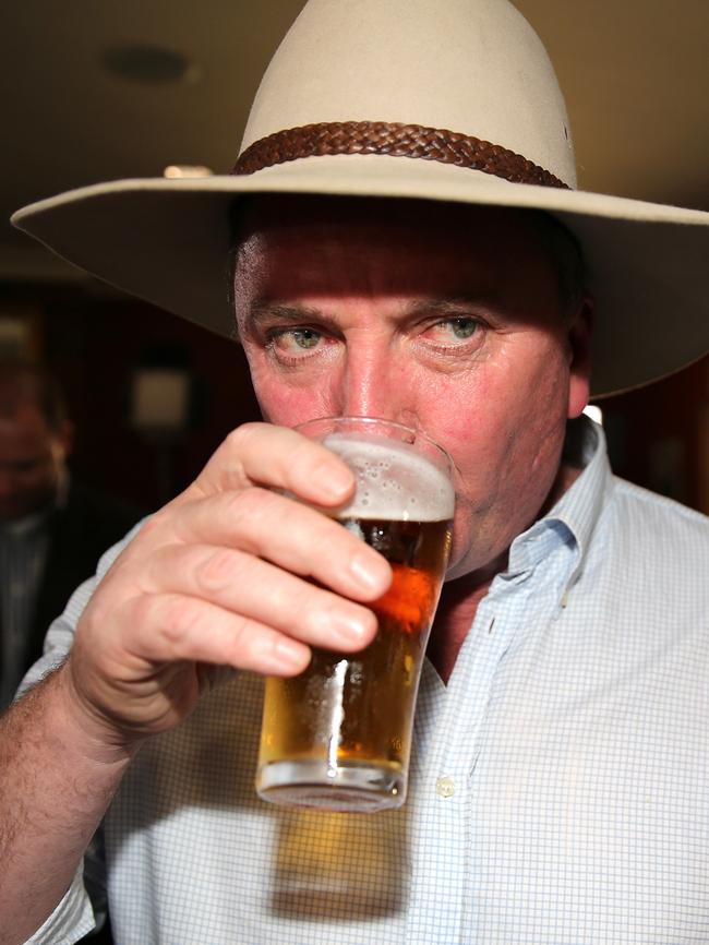 Former Deputy PM Barnaby Joyce begins his re-election campaign talking locals at a pub in Tamworth. Picture: Peter Lorimer