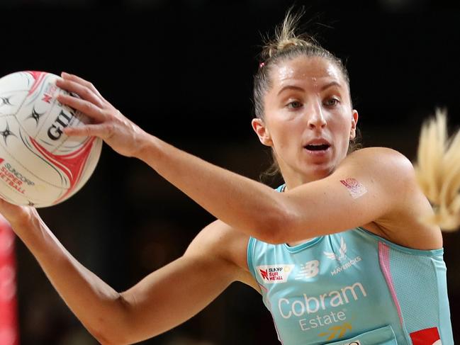 ADELAIDE, AUSTRALIA - JUNE 22: Amy Parmenter of the Melbourne Mavericks looks to pass the ball during the round 11 Super Netball match between Adelaide Thunderbirds and Melbourne Mavericks at Adelaide Entertainment Centre, on June 22, 2024, in Adelaide, Australia. (Photo by Maya Thompson/Getty Images)