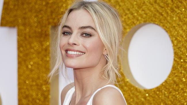 SYDNEY, NEW SOUTH WALES - JANUARY 23:  Margot Robbie arrives at the Australian Premiere of 