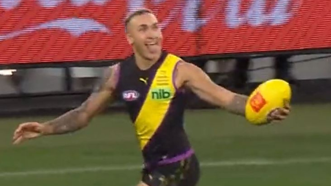 Richmond's Shai Bolton hold the ball out to Carlton's Sam Docherty before kicking a goal. Picture: Fox Sports