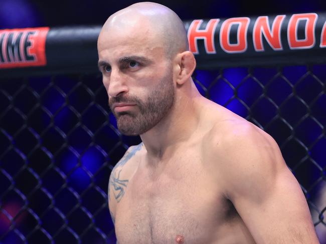 ANAHEIM, CALIFORNIA - FEBRUARY 17: Alexander Volkanovski of Australia prepares to face Ilia Topuria in their featherweight title fight during UFC 298 at Honda Center on February 17, 2024 in Anaheim, California. (Photo by Sean M. Haffey/Getty Images)