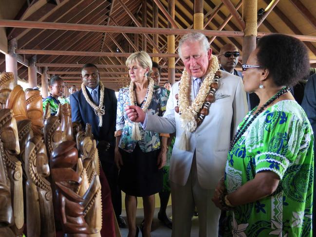 Britain's Prince Charles (2nd R) and Australia's Foreign Minister Julie Bishop (C) visit a market house with traditional baskets and carvings in Port Vila on April 7, 2018.         / AFP PHOTO / Ben BOHANE